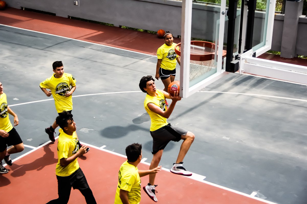 Fuerza_Regia's tweet image. Colada en acción, durante el #SummerCamp2018 🏀🏀🏀🏀.