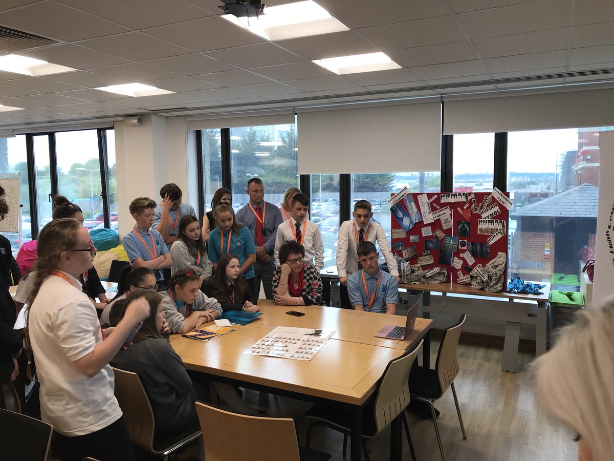 SeneddL's tweet photo. Dysgwyr bl9 o amrywiaeth o ysgolion De Dwyrain Cymru yn cyflwyno ei prosiect ‘Dynol’ i’r Llywydd yn Nhy Hywel. Year 9 learners from a variety of South East Wales presenting their ‘Human’ project to the Llywydd in Tŷ Hywel. https://t.co/mHXI0zhlDi