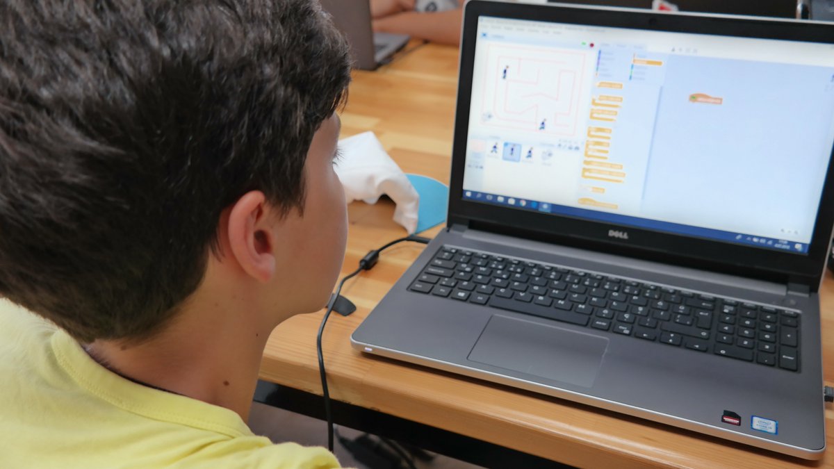 RobotAkademisi's tweet photo. RoboMaker robotik ve kodlama yaz okulu devam ediyor..

Bugün kendi oyununumuzu programladık, yarın biraz daha kodlama ve robotik..
Sizin hala oyun programlama beceriniz yok mu.. Bizi ziyaret edin beraber oynayalım.

#scratch #kodlama #codeorg #yazılım #gamemaker #mbot #inovasyon https://t.co/SiSvDLIuVG