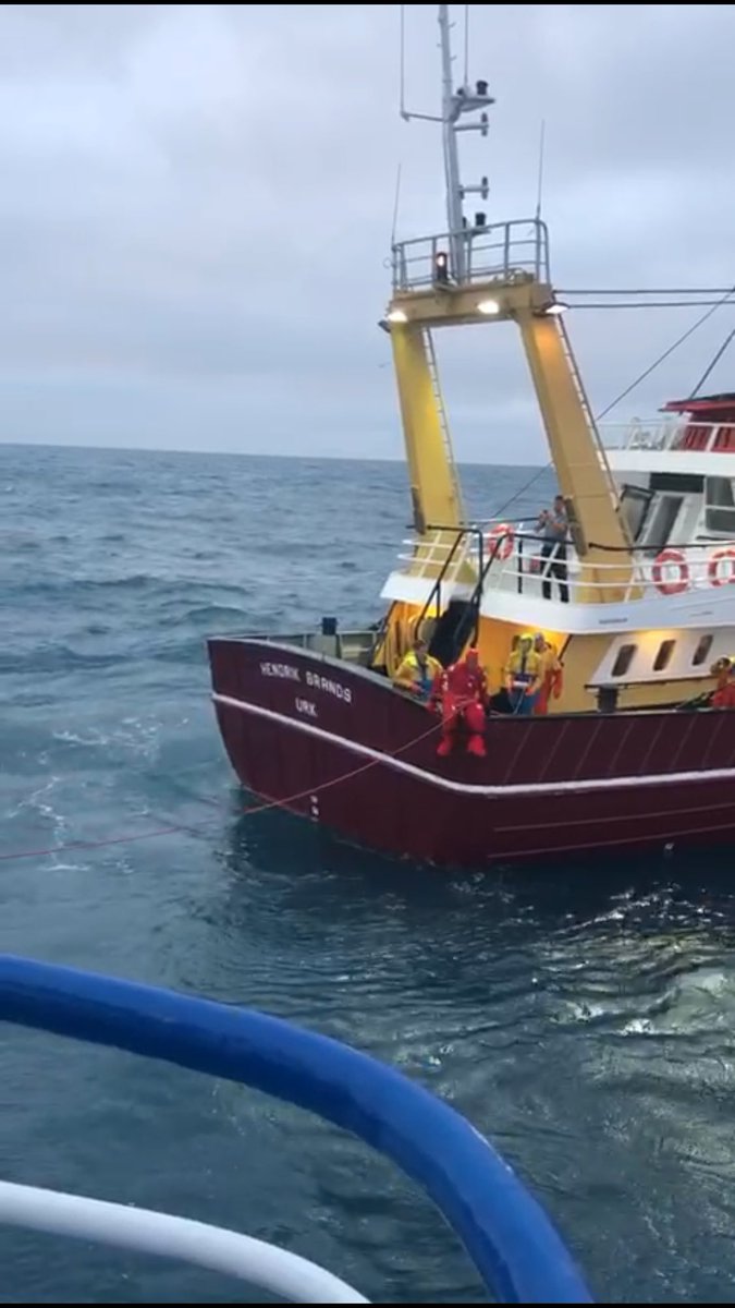 Dít is liefde! Een etmaal stomen vanaf huis. Nichtje (trotse #vissersvrouw-moeder van 5)met heftig ongeval (frituurpan) brandwonden  naar Beverwijk. Haar man, schipper, springt op volle zee (gezekerd) te water. Overstappen op schip langszij om naar huis te komen #held #visserman