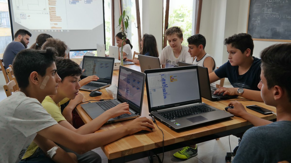 RobotAkademisi's tweet photo. RoboMaker robotik ve kodlama yaz okulu devam ediyor..

Bugün kendi oyununumuzu programladık, yarın biraz daha kodlama ve robotik..
Sizin hala oyun programlama beceriniz yok mu.. Bizi ziyaret edin beraber oynayalım.

#scratch #kodlama #codeorg #yazılım #gamemaker #mbot #inovasyon https://t.co/SiSvDLIuVG