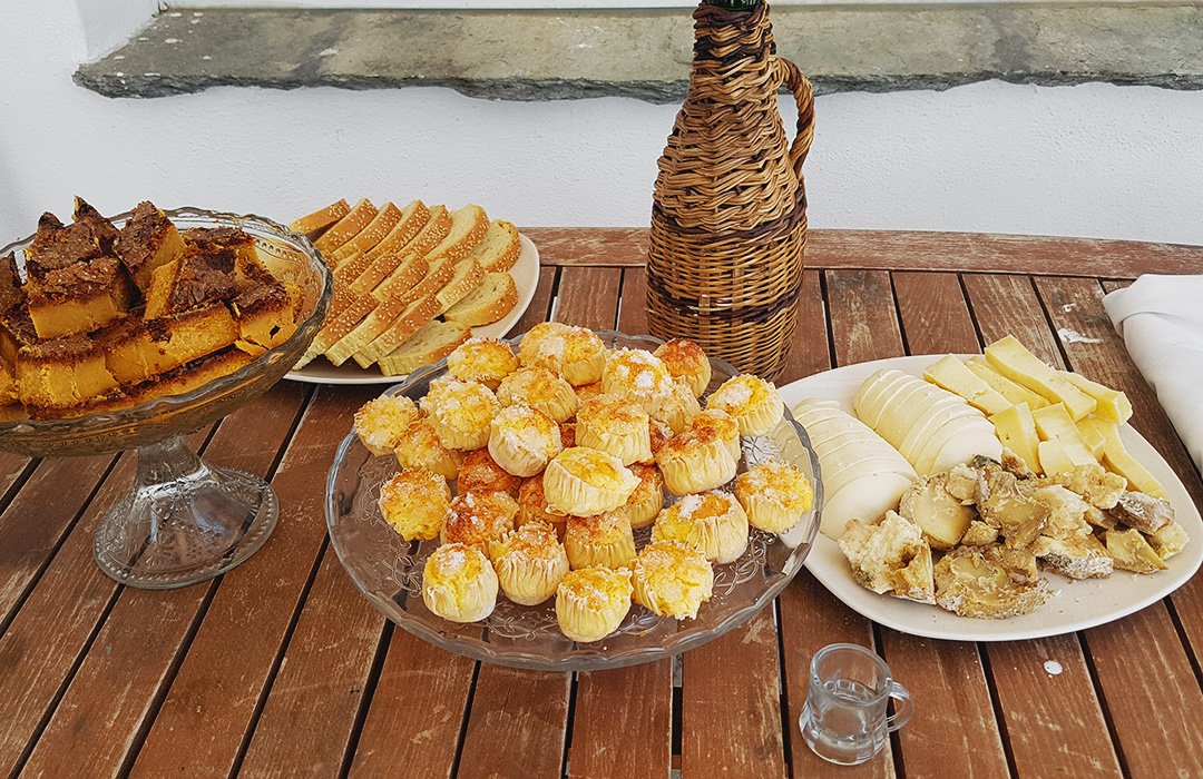 DiscoverGRcom's tweet photo. ☝️Welcome to #Tinos, the melting pot of Greek tastes. This week travel blogger @mariakofou presents the marvelous festival #TinosFoodPaths, the way she experienced it. Ready to eat like the locals? #DiscoverGreece #MyViewOfGreece 🙃🥘✔️

📍 https://t.co/8AZqmIiR1y https://t.co/L5tX6J9ydh