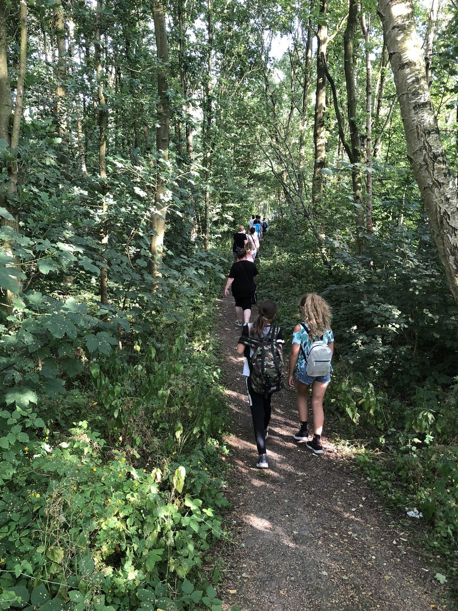 Obsdevoorzaan's tweet image. Onze jaarlijkse Schoolwandeltocht. Dit jaar liepen we door het Twiske. Een mooi sportief evenement op @Obsdevoorzaan Bijna iedereen had water en groente of fruit mee voor onderweg. #ZaanPrimair #JOGGZaanstad