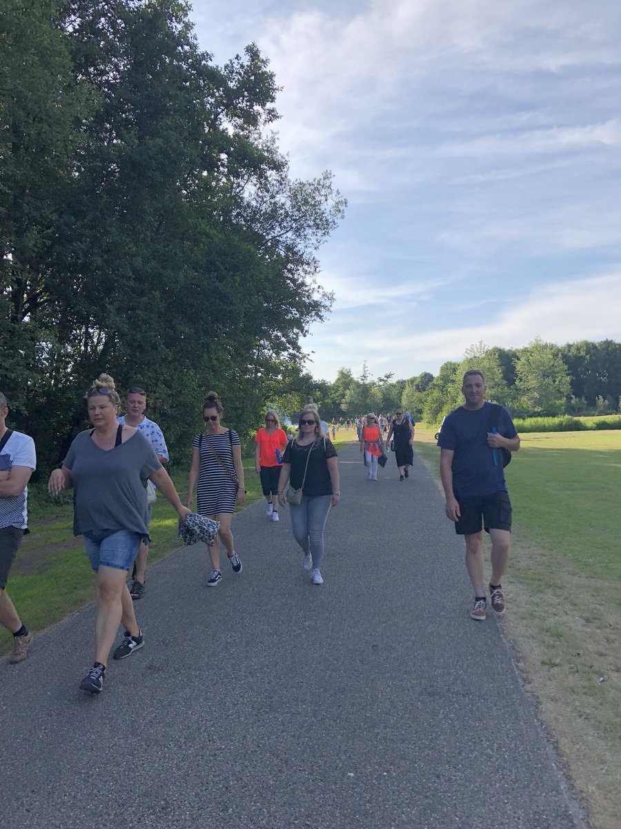 Obsdevoorzaan's tweet image. Onze jaarlijkse Schoolwandeltocht. Dit jaar liepen we door het Twiske. Een mooi sportief evenement op @Obsdevoorzaan Bijna iedereen had water en groente of fruit mee voor onderweg. #ZaanPrimair #JOGGZaanstad