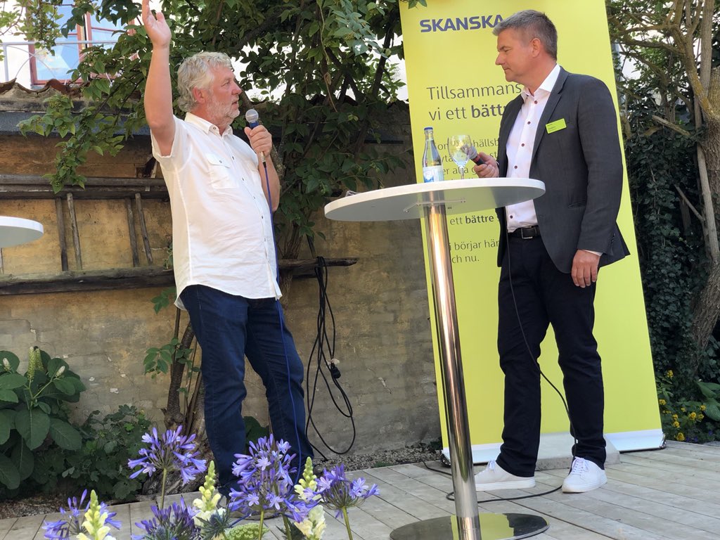 Alexandra_Hagen's tweet photo. Kul grepp. Omvända roller. Peter Eriksson bostadsministern frågar ut koncerchef Anders Danielsson på @SkanskaGroup. ”Hur tänker ni bygga fossilfritt med betong?”Mycket bra fråga 😀@whitearkitekter på #almedalen https://t.co/T96i4C2xfz
