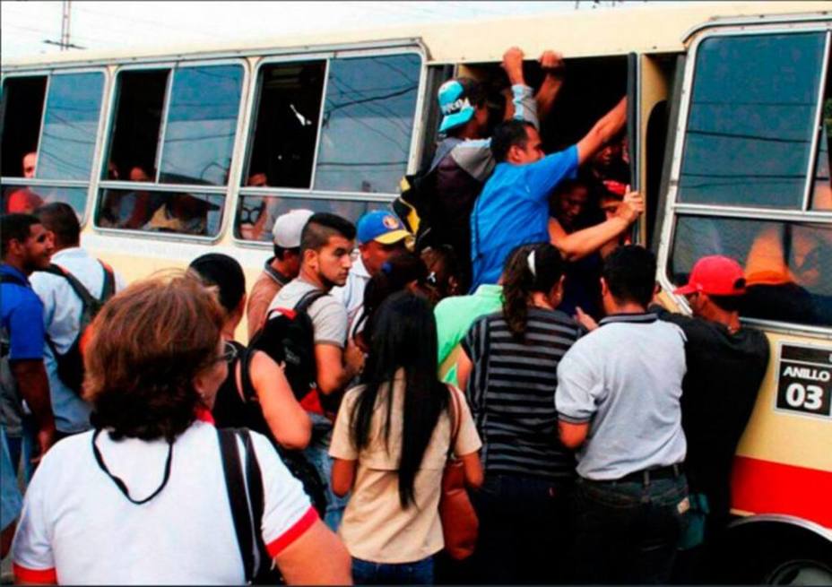 ElNacionalWeb's tweet photo. 92% del transporte público de Vargas está inoperativo https://t.co/niGinGudCv  https://t.co/kvo99524gG
