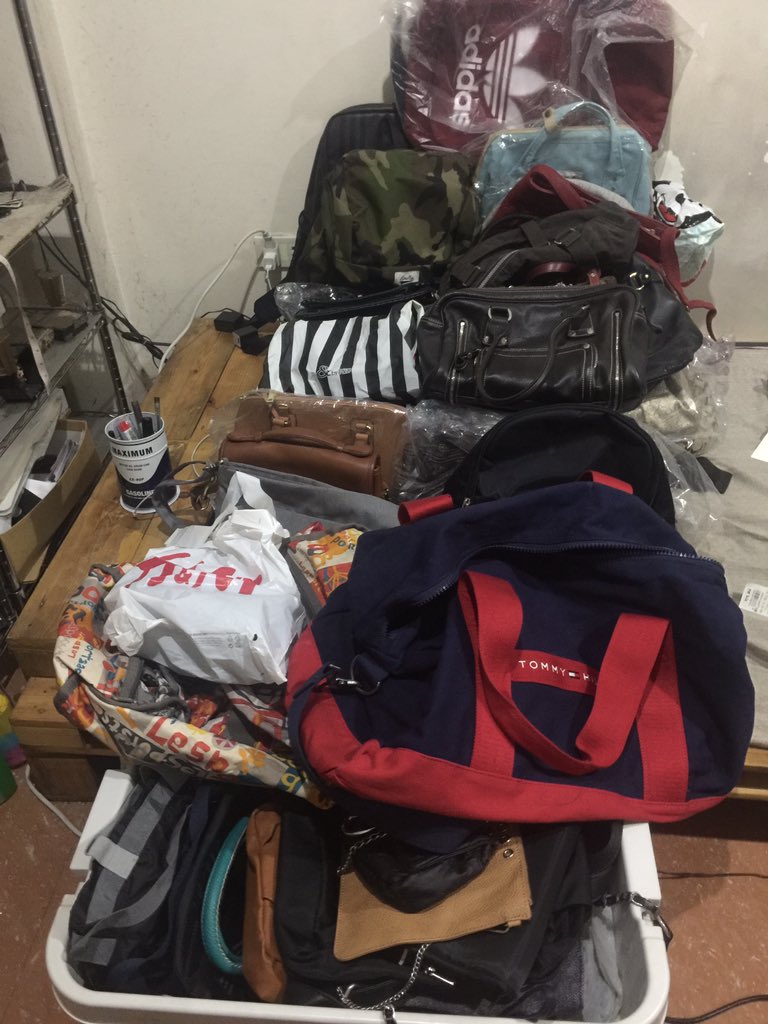 _reddhernandez's tweet photo. Yung sa dami ng bag ko, p'wede na akong mag-Facebook Live if ibebenta ko lahat. HAHAHAHAHAH. 😂😂😂 https://t.co/JiNY3upd0i