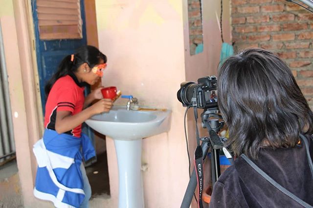 Meliponi_Asso's tweet photo. #Tournage #VidéoParticipative sur problématique #Environnement et #Violence avec les #enfants du @achcaiccbolivia Centre d'Appui Intégral Carcellaire de Cochabamba (Bolivie), #lifetimeprojects et #Meliponi
.
🌎 Et toi quelle(s) action(s) appliques-tu … https://t.co/T2dyqD9Db0 https://t.co/NOPAFqulAd