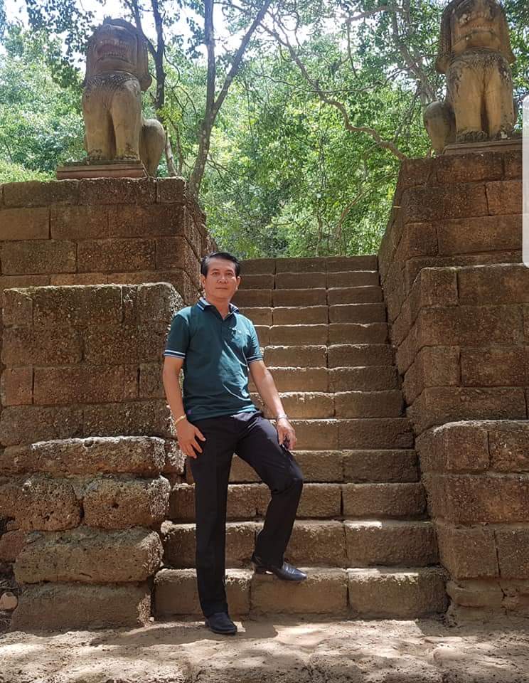 GoDara13's tweet photo. អុំម្នាក់នេះមិនដឹ���របស់គាតធំប៉ុណ្ណាទេ មើលតែគាត់ស្លៀកខោឡើងតុល https://t.co/wUEdy2Fwq9