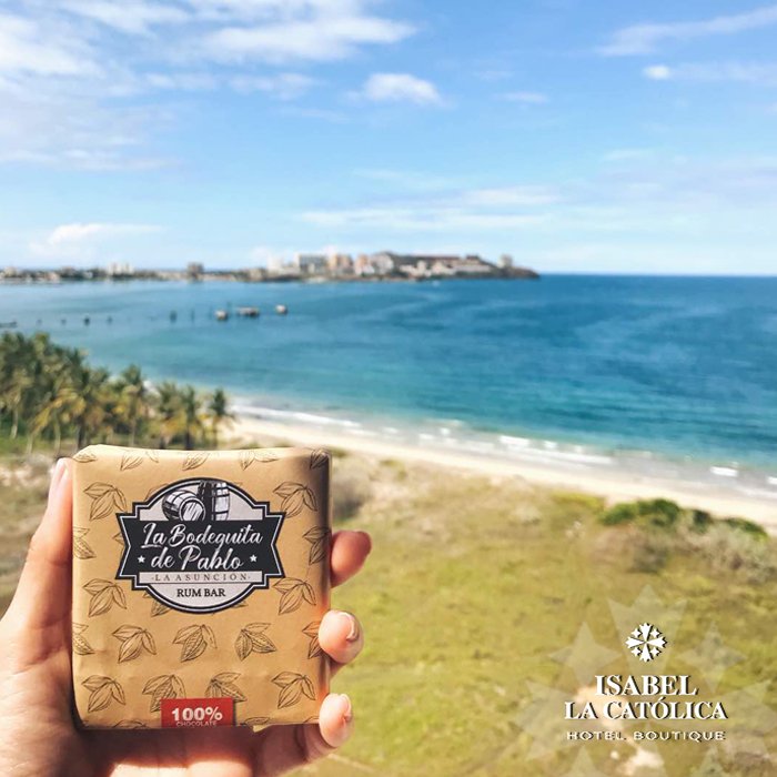 HotelIsabelLC's tweet photo. Nuestra #MarcaHermana @labodeguitadepablo ahora tiene su propia barra de chocolate de @mantuanochocolate. Búscala en su tienda o en el Hotel Isabel La Católica https://t.co/tEOgRknewE