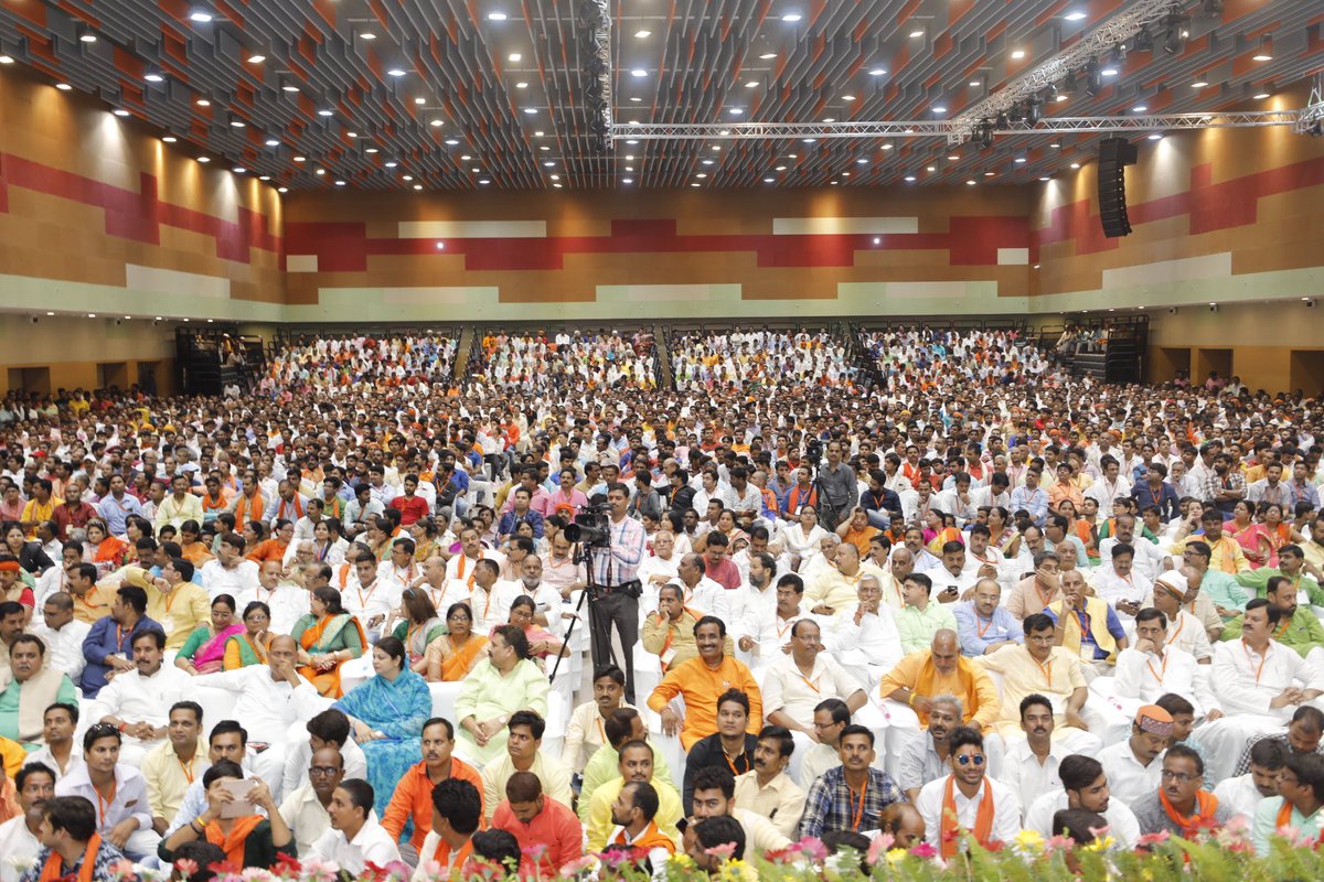 AmitShah's tweet photo. Today in Kashi, had a wonderful interaction with our Social media volunteers of @BJP4UP. Have asked them to widely share the several transformative schemes and path breaking initiatives of our state and central governments, which is meant for each &amp; every section of the society. https://t.co/fNS03ADaQz