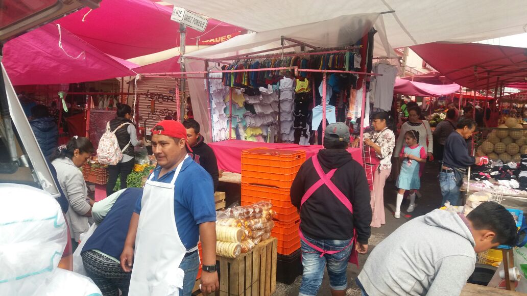 Recorrido de personal de la Dirección de Gobierno, en el tianguis de Cuajimalpa.
