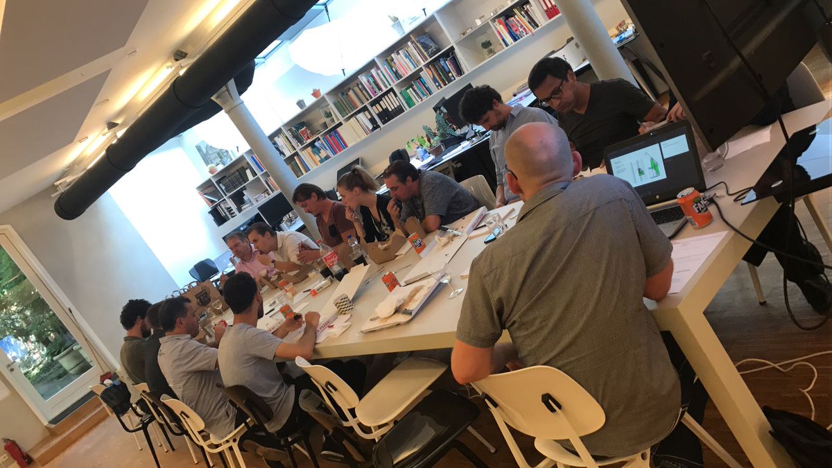 Intern kennisatelier over het bouwbesluit: iedereen heeft een casus uit een project gekozen en licht dat toe. Samen sterker!