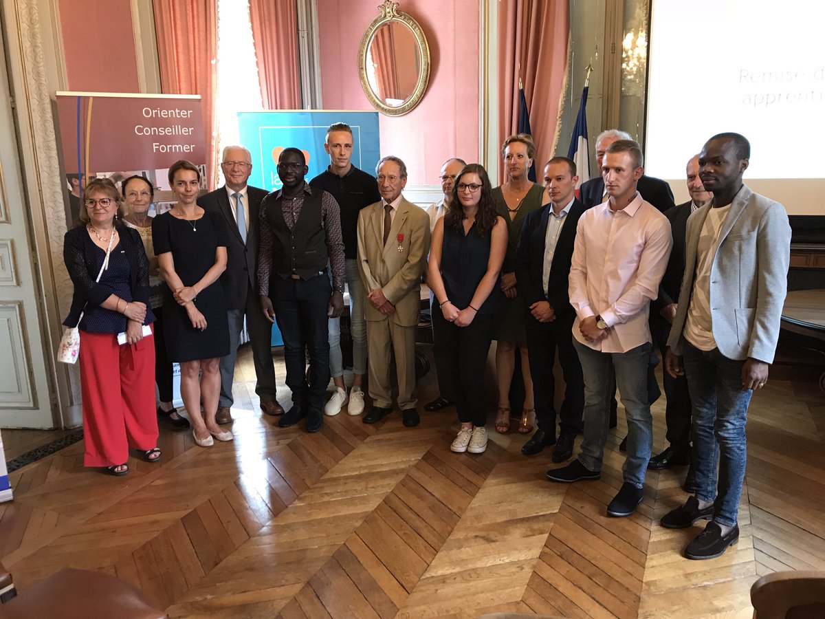 departement86's tweet photo. D Bontoux, Pt de la Sté des Membres de la Légion d'Honneur, récompense 3 apprentis du #CFA de St Benoit pour leur motivation, la qualité de leur travail, leur parcours professionnel. C Eidelstein et C Geneste aux côtés de Margaux David, Mady Fofana, Paul Escoder #CMA86 https://t.co/Y7irIrdSJx