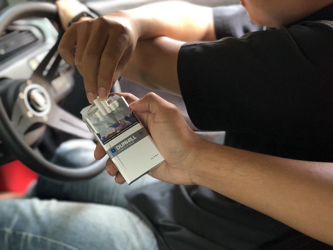 jdylansx's tweet image. Wajib nyobain nih guys, Dunhill Ultra. Baunya nggak nempel di baju dan jok mobil lho. Nggak percaya? Cobain aja Dunhill Mild Ultra! #UltraLessSMELL #LessSMELLisMore