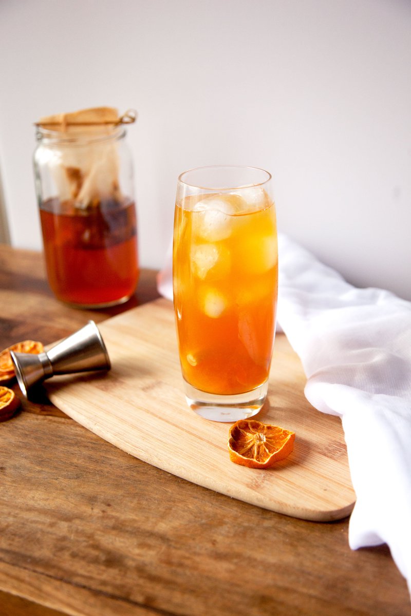 Cocktail or iced tea? Morning Kick infused cold tea with lemon & orange juice and loads of ice. Add a shot of spiced gin and/or cointreau, if you feel like it.
#myherbalalchemy #herbaltea #teaisnotboring #craftcocktails #cocktail #cocktailporn