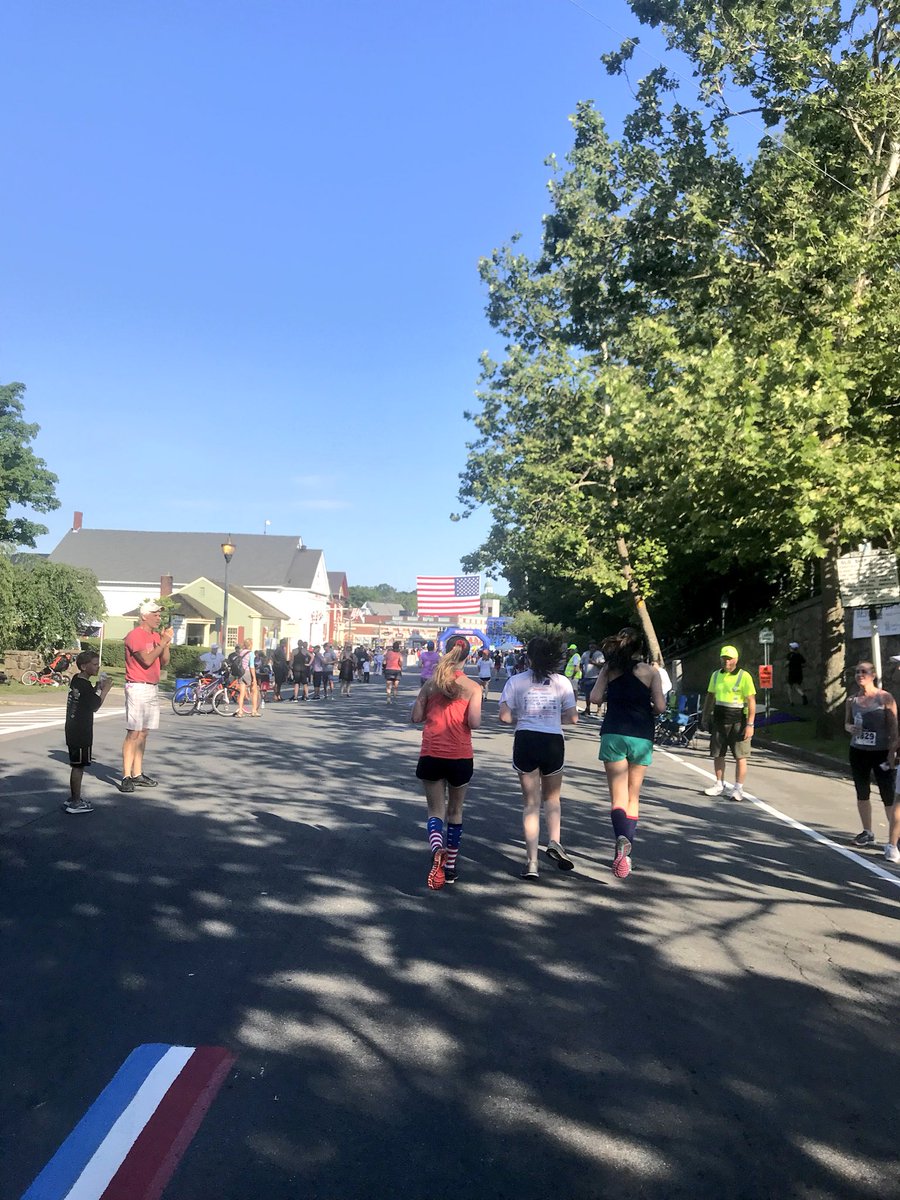 skohoro's tweet photo. 4th of July Road Race ✅ and parade ✅ with @HinghamHighCrew #Bestofparade @HarbormenNews @HinghamJournal https://t.co/jZ26GI7sA4