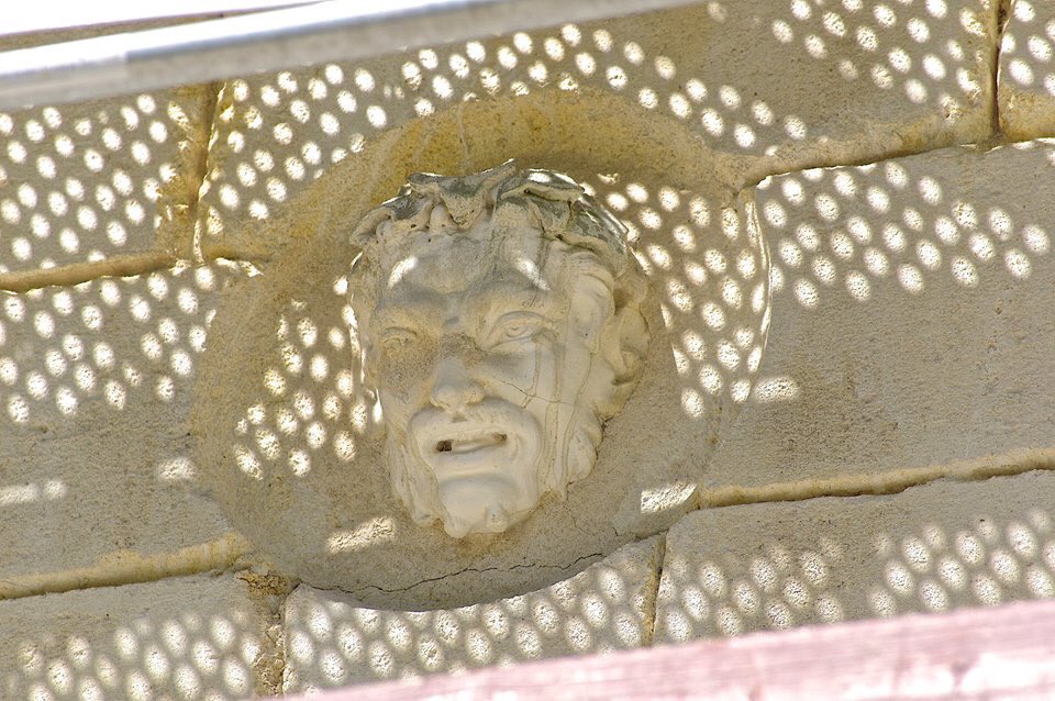 Les bacchus qui ornent la façade de la maison de maître du <a href="/ChateauRipeau/">Château Ripeau</a> se refont actuellement une beauté.