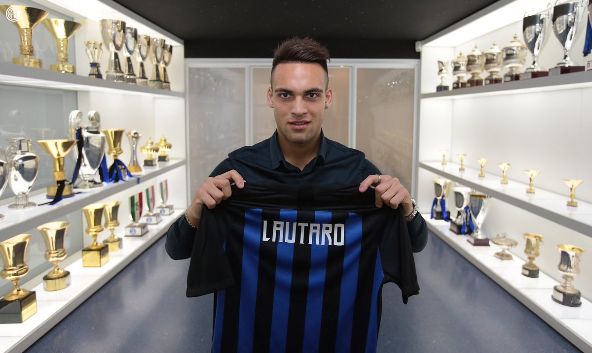 Inter_en's tweet photo. Lautaro enjoying his first day as a Nerazzurri player ⚫️🔵

📸 Check out the other photos here! 👉 https://t.co/HOoOO2C0Su 

#WelcomeLautaro #InterIsHere #FCIM https://t.co/BLc3ZRJuvs