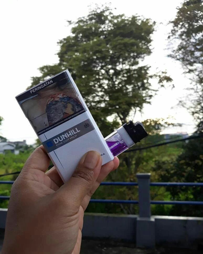 jdylansx's tweet image. Share the cigarette, NOT THE SMELL! Dunhill Ultra. #UltraLessSMELL #LessSMELLisMore
