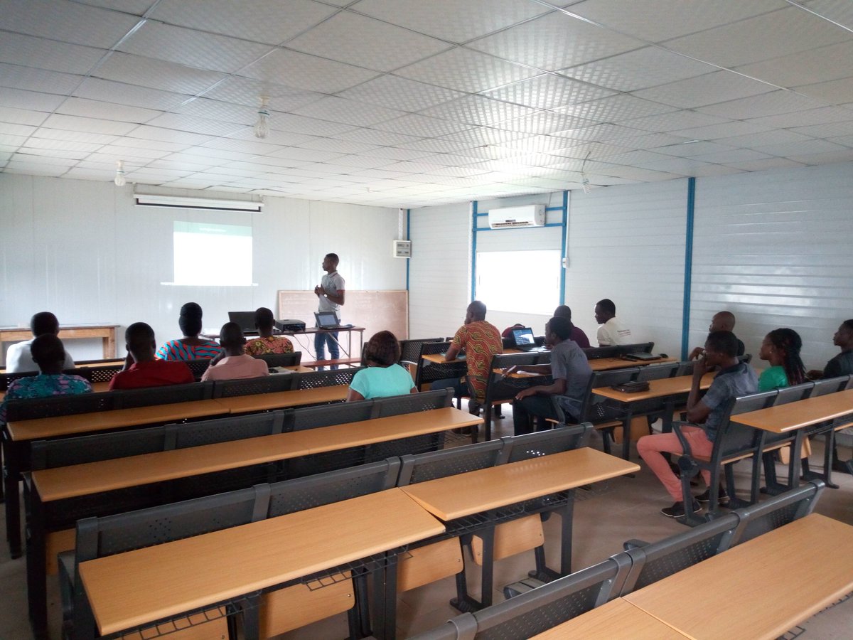 Présentation du projet #CarteInnov aux étudiants#UAC #Bénin par @luc_kpogbe  @anebophil 
@OIFfrancophonie #LLG @OSMBenin