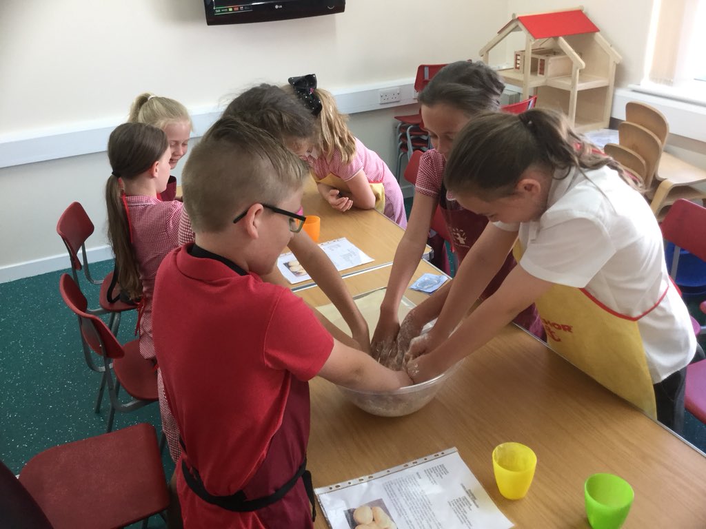 PrentonPrimary's tweet photo. 5L baking shortbread biscuits that would make Mary Berry proud. #baking #schools #cookingweek https://t.co/ivU9bwZK1B
