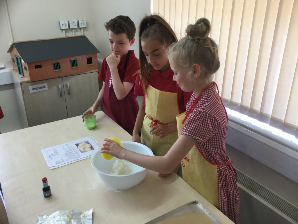 PrentonPrimary's tweet photo. 5L baking shortbread biscuits that would make Mary Berry proud. #baking #schools #cookingweek https://t.co/ivU9bwZK1B
