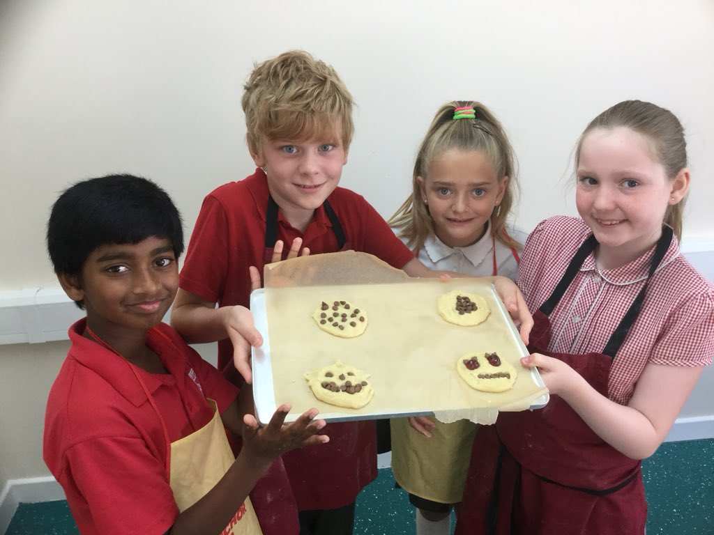 PrentonPrimary's tweet photo. 5L baking shortbread biscuits that would make Mary Berry proud. #baking #schools #cookingweek https://t.co/gxml78W9lc