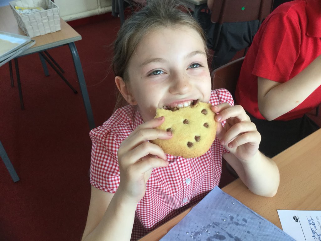 PrentonPrimary's tweet photo. 5L baking shortbread biscuits that would make Mary Berry proud. Hereโs the taste and evaluation phase. #baking #schools #cookingweek https://t.co/jaIPXYqdIY