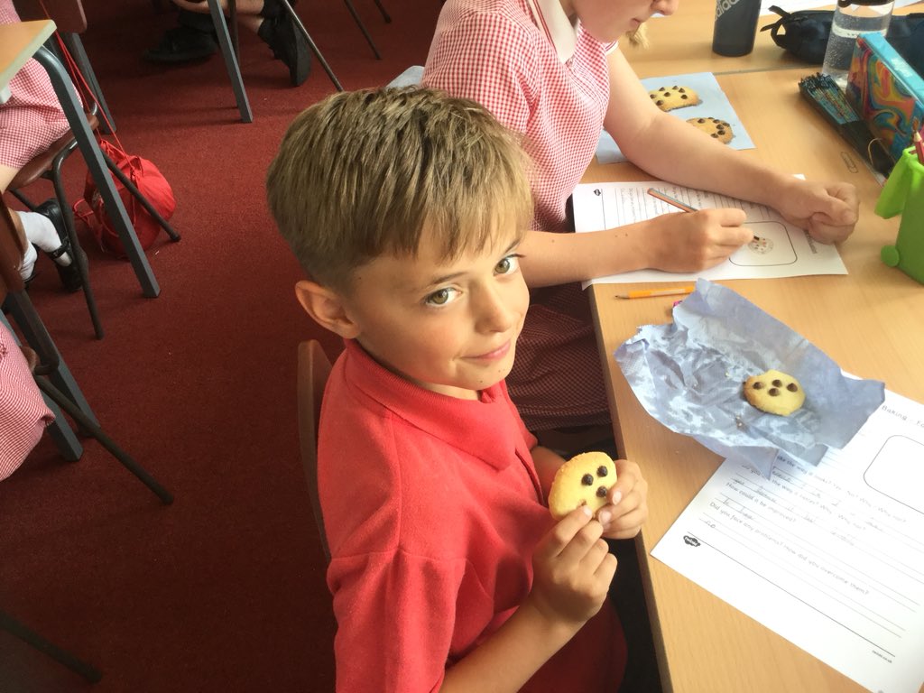 PrentonPrimary's tweet photo. 5L baking shortbread biscuits that would make Mary Berry proud. Hereโs the taste and evaluation phase. #baking #schools #cookingweek https://t.co/jaIPXYqdIY