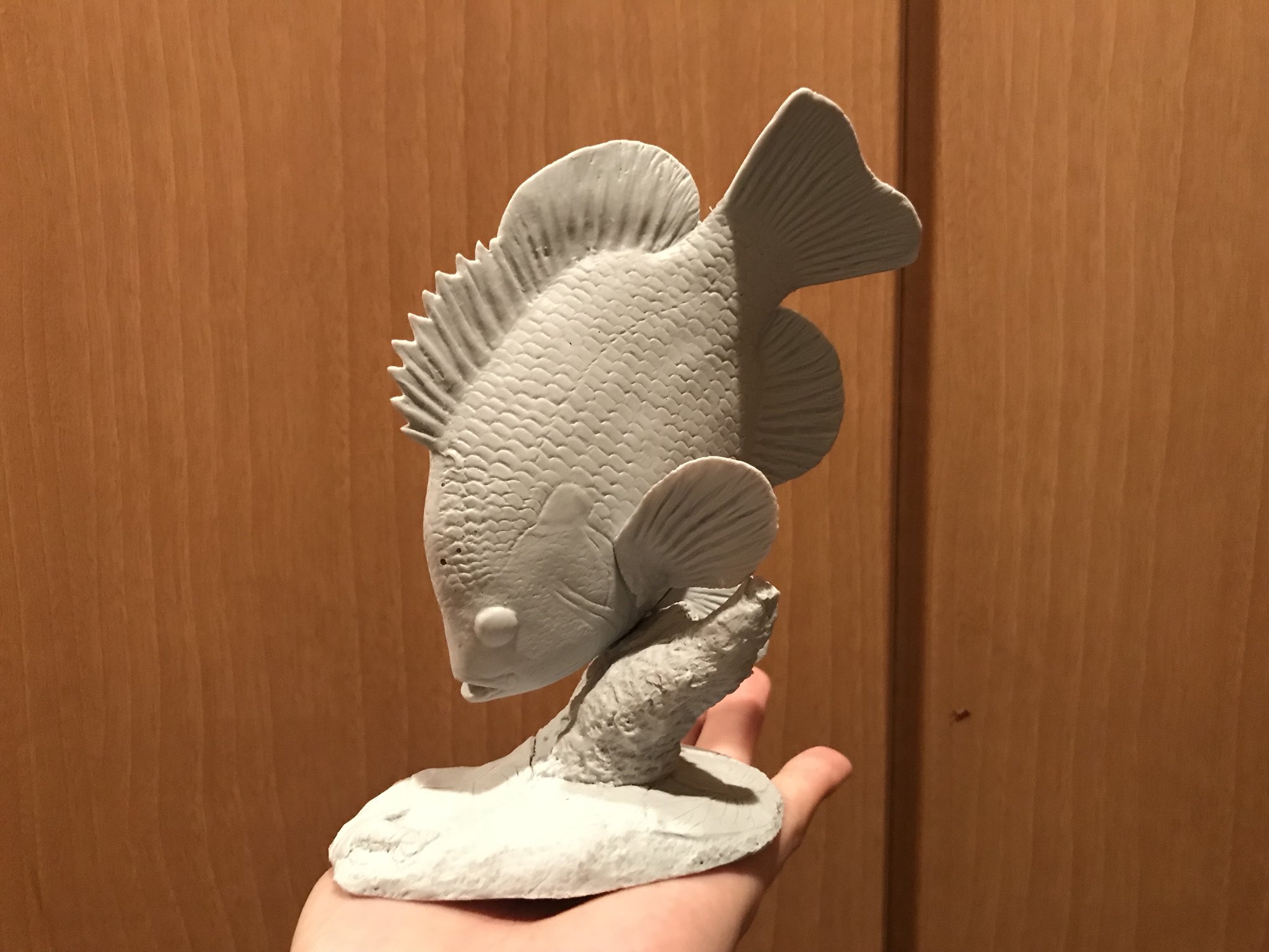 癒乃さえり Twitterren 未塗装サンプル品 ブルーギル 台座も完成したので改めて 紹介します ブルーギル本体は体長約15cm ブルーギル の生態を活かすため 憶測ですがアカメの興奮状態を イメージし 背びれなどを立たせ ホバリングしている姿を造形 目線の先には