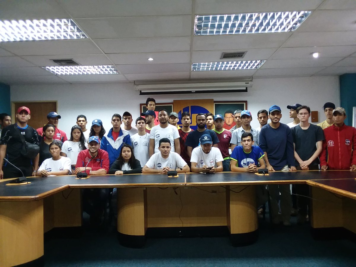 Hoy el Movimiento Estudiantil Robinsoniano, despues de 10 dias de la toma de Santa Fe sede del rectorado UNESR, seguimos en pie de lucha proponiendo y discutiendo por una universidad Popular, Productiva y Socialista. <a href="/hugbelpsuv/">Hugbel Roa</a> @Mppeuct <a href="/NicolasMaduro/">Nicolás Maduro</a>
#FcuUnesrEnLaLucha