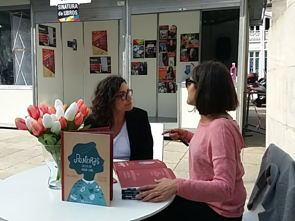 CeliaTorresBo's tweet photo. Vai comezar a sinatura de #PioneirasGalegasQueAbrironCamiño de @anair_rodriguez con ilustracións de @Nu_diaz na @feiraslibro de #Vigo https://t.co/UzXQj8oBnL