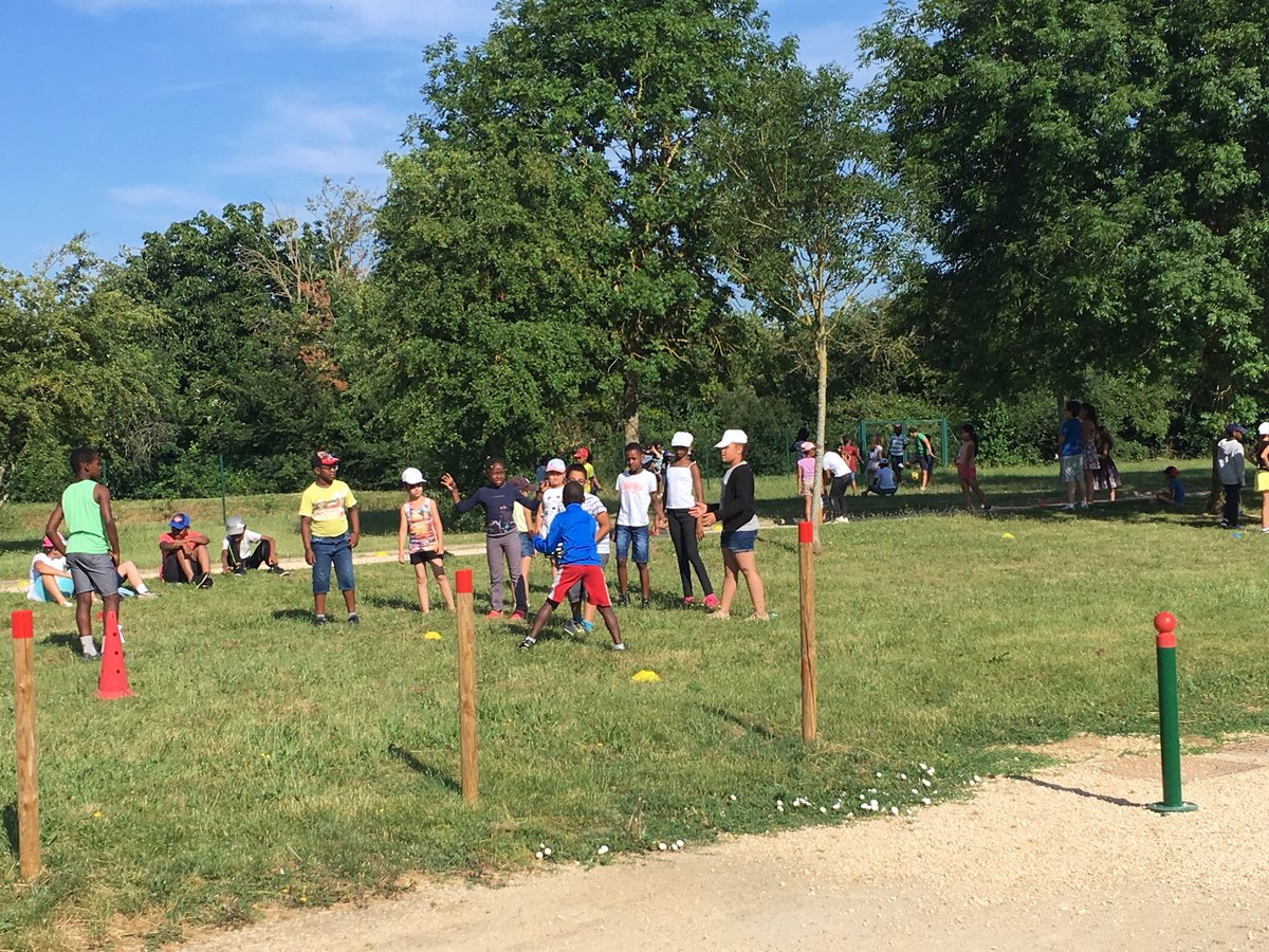 NerudaElem86's tweet photo. Jeux citoyens : les grands apprennent des jeux aux petits https://t.co/P0Nixp62xw