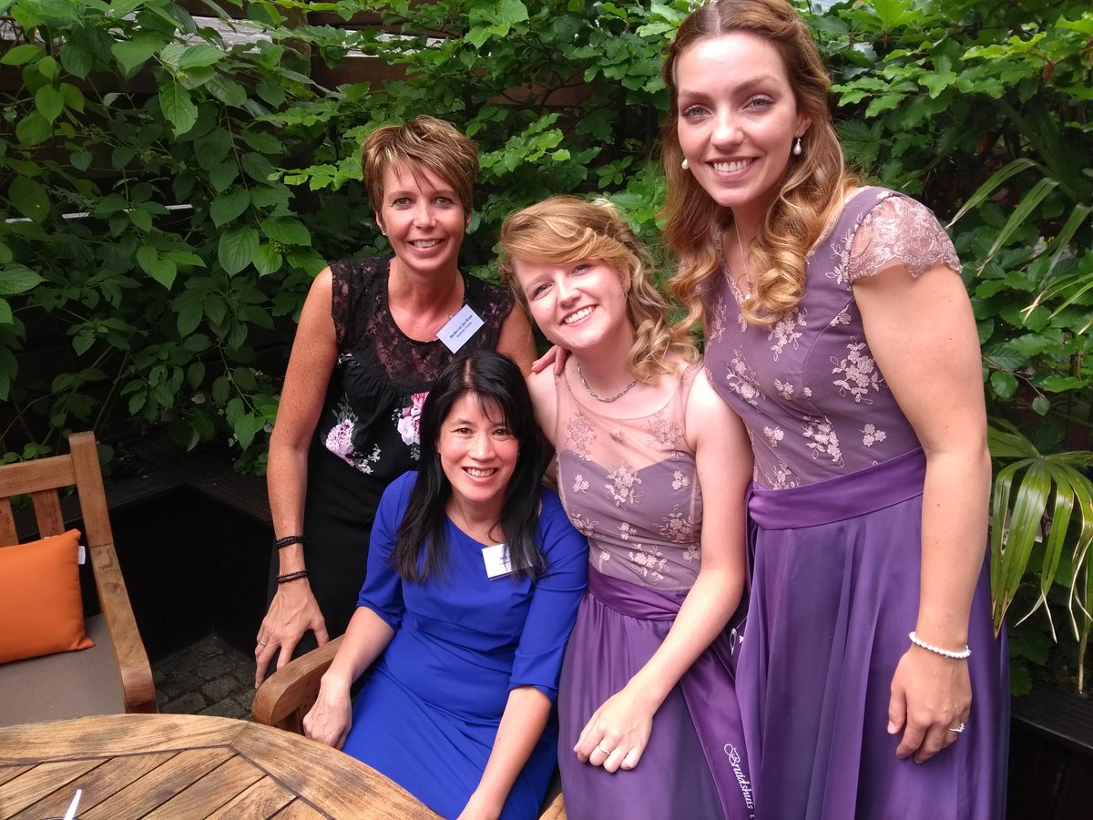 De <a href="/heideweek/">Heideweek</a> hoogheden zien er ook dit jaar weer op en top uit! Vanmiddag in <a href="/HetOP/">HetOudePolitiebureau</a> leek het wel een modeshow! Leuk de ontwerperster(s) @goedvoordebruid en de Heidehoogheden samen te zien!