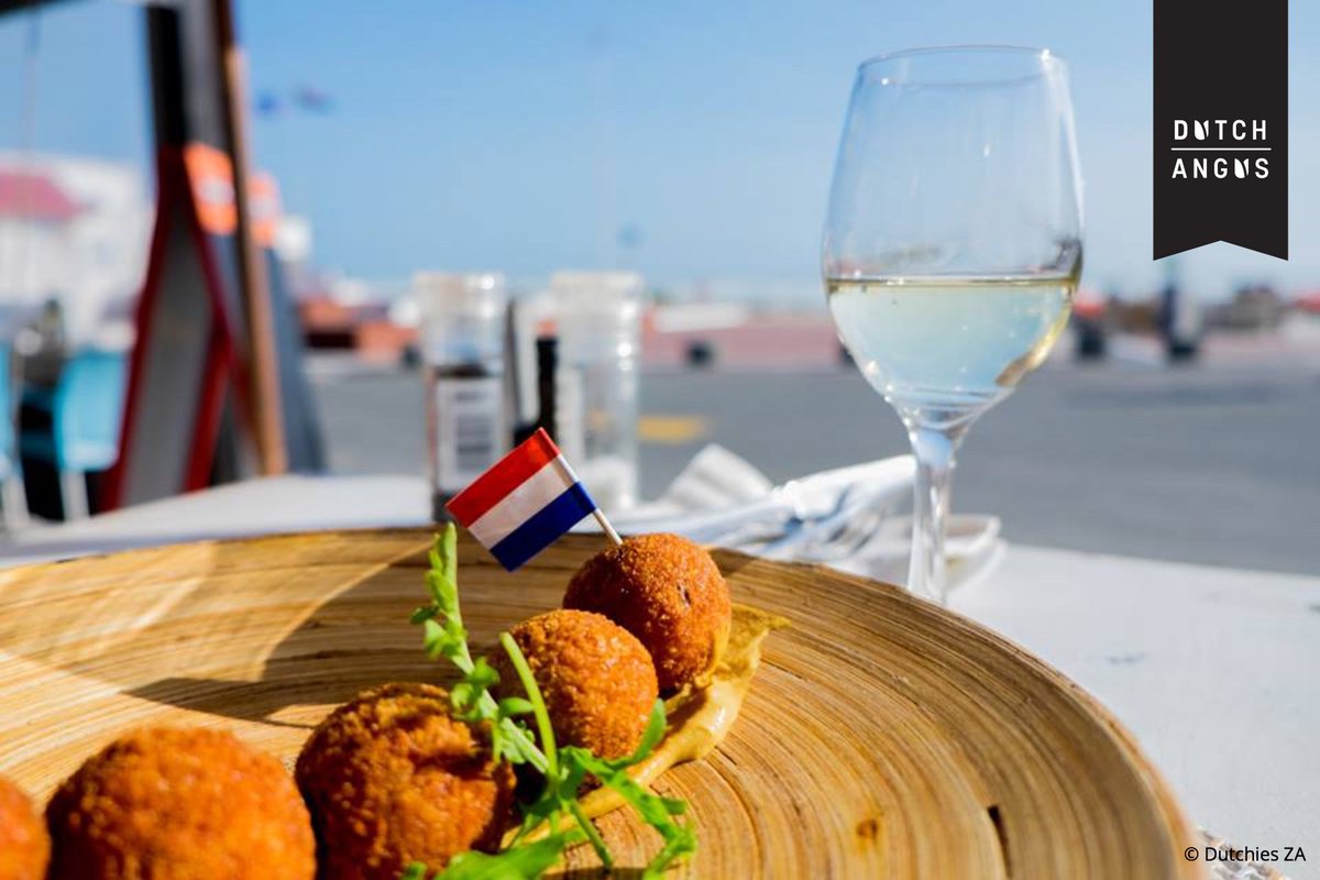 Nog even genieten van de avondzon, niet zonder bitterballen :) #deweekisweerdoormidden #angus #bitterballen