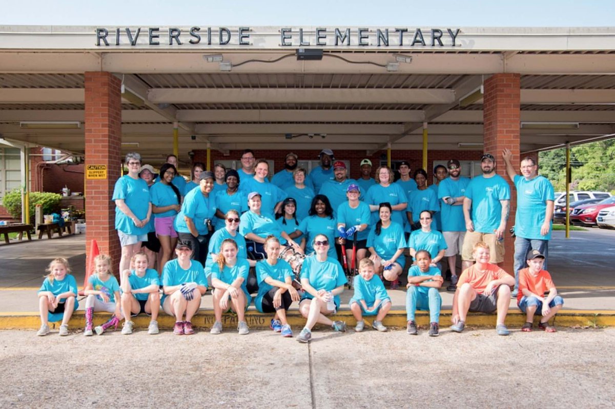 MaximoVedoya's tweet photo. El equipo de @Ternium en Shreveport, Luisiana, trabajó junto a maestros y padres para arreglar y mejorar la escuela Riverside Elementary, donde asisten 500 alumnos. Involucrarnos para crecer junto a las comunidades donde vivimos y trabajamos es parte de nuestro ADN. https://t.co/t1Vlt4K7jP