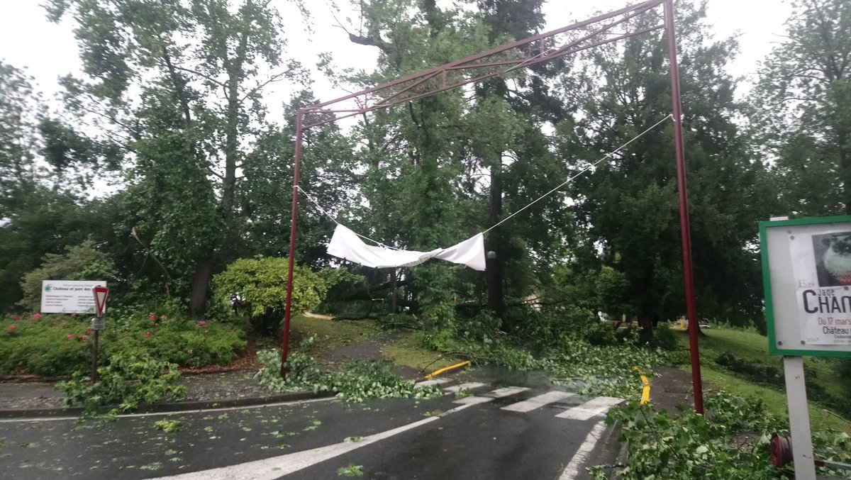 perigourdini24's tweet photo. Gros dégâts à l'entrée du château des Izards à #chamiers et arbres couchés sortie de la commune https://t.co/YiNxDWmH94