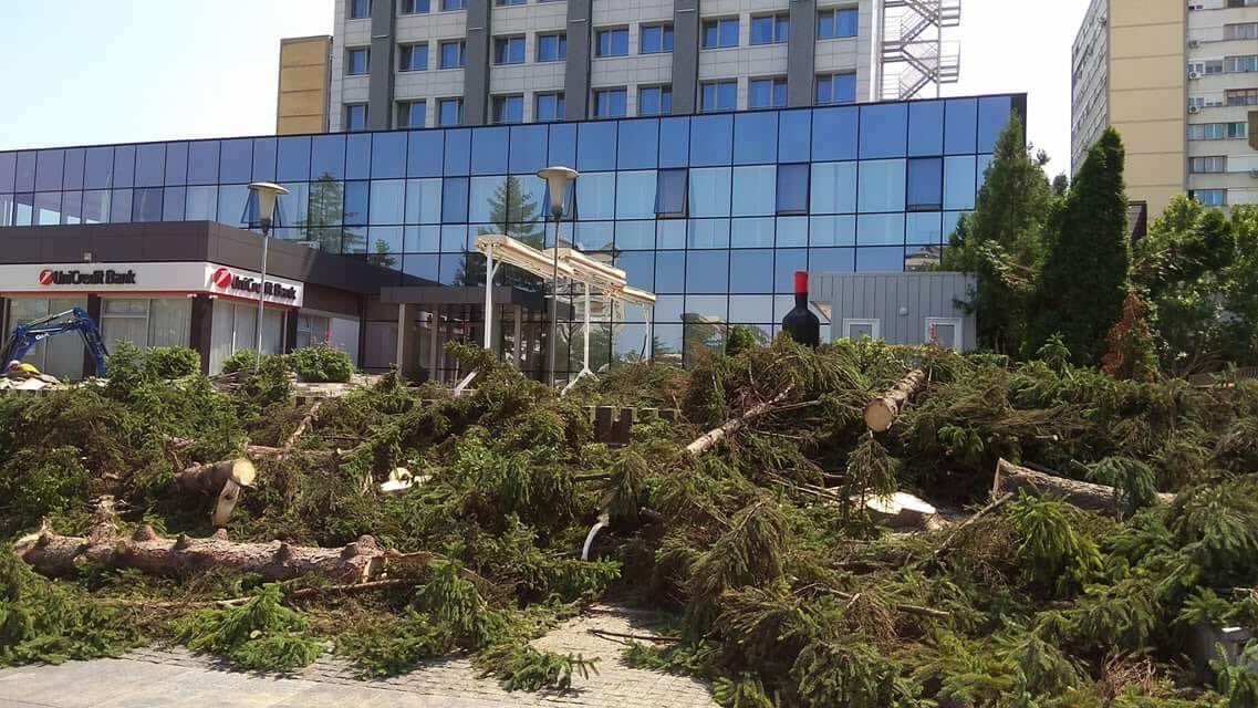 300kragujevcana's tweet photo. Ko je dozvolio seču stabala u centru grada ispred hotela Kragujevac i zašto???
Ovo je nešto najtužnije što je Kragujevac doživeo u poslednje vreme! https://t.co/UispNmlEtI