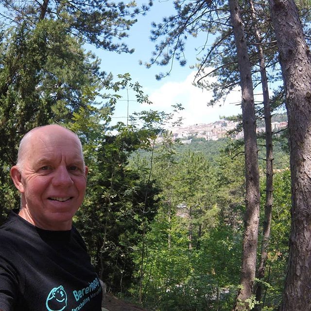 MarathonPeter's tweet photo. Met de @berenlopers 2017 shirt in San Marino. Trainen valt hier niet mee, maar er is nog genoeg tijd gelukkig!
.
.
.
.
.
#training #instarun #halfmarathon #runningman #Groningen #Zuidwolde #gopro #loopgroepbedum #instafit #marathontraining #marathon #mu… https://t.co/rul9lAxYKE https://t.co/gSj8vG8Wiy
