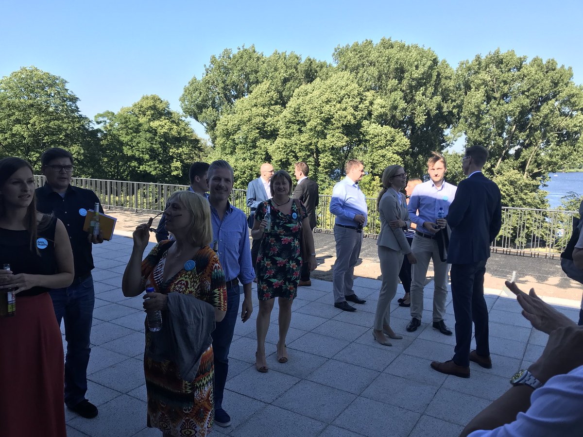 INNOSHOT_HH's tweet photo. #kmu auf in die #Digitalisierung! Heute Praxistag mit vielen tollen Beiträgen und Gesprächen. „Die digitale Achillesferse“ Dank an alle Partner @HS_Fresenius @SebastianPioch @HypoVereinsbank @hkhamburg https://t.co/6c5mt3iwl5 https://t.co/DFoxQjf0UT