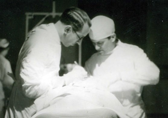 CirujanoOral's tweet photo. RW: "El Médico y la Guerra (Tributo al Dr. Martín Sánchez)" https://t.co/FJtlYYQvVQ Ya en el #Maxiloblog Hoy #FelizJueves Difundes? Gracias! https://t.co/77wUu8RRIb