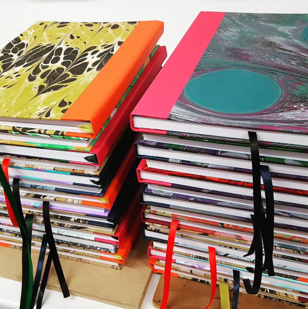 essexbookbinder's tweet image. Notebooks ready for casing-in #recycling #marbling #offcuts