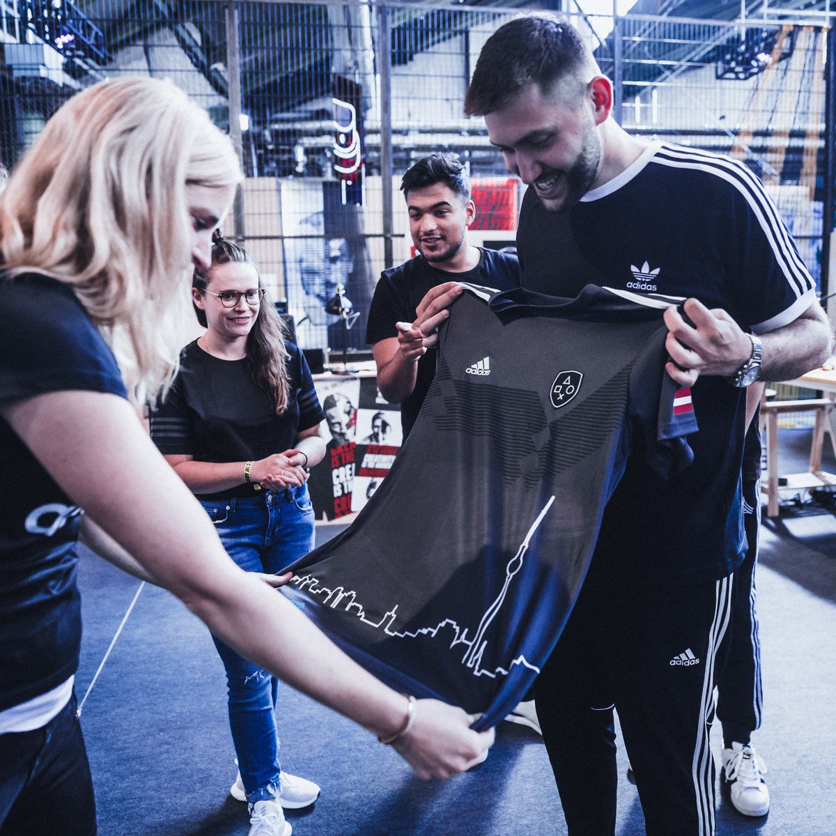 stefgajduk's tweet photo. 📷 4 Bilder. Ein ganz besonderer Tag:
- eigenes @adidas Trikot designen ☑
- Berlin repräsentieren ☑
- @eSports_Rep Crew Day haben ☑
Wir waren #heretocreate in der BASE Berlin 🙌🏼
#berlin #thebaseberlin #eSRFamily #adidas #fashion #design #fernsehturm #friedrichshain https://t.co/2kzhRtgVhk