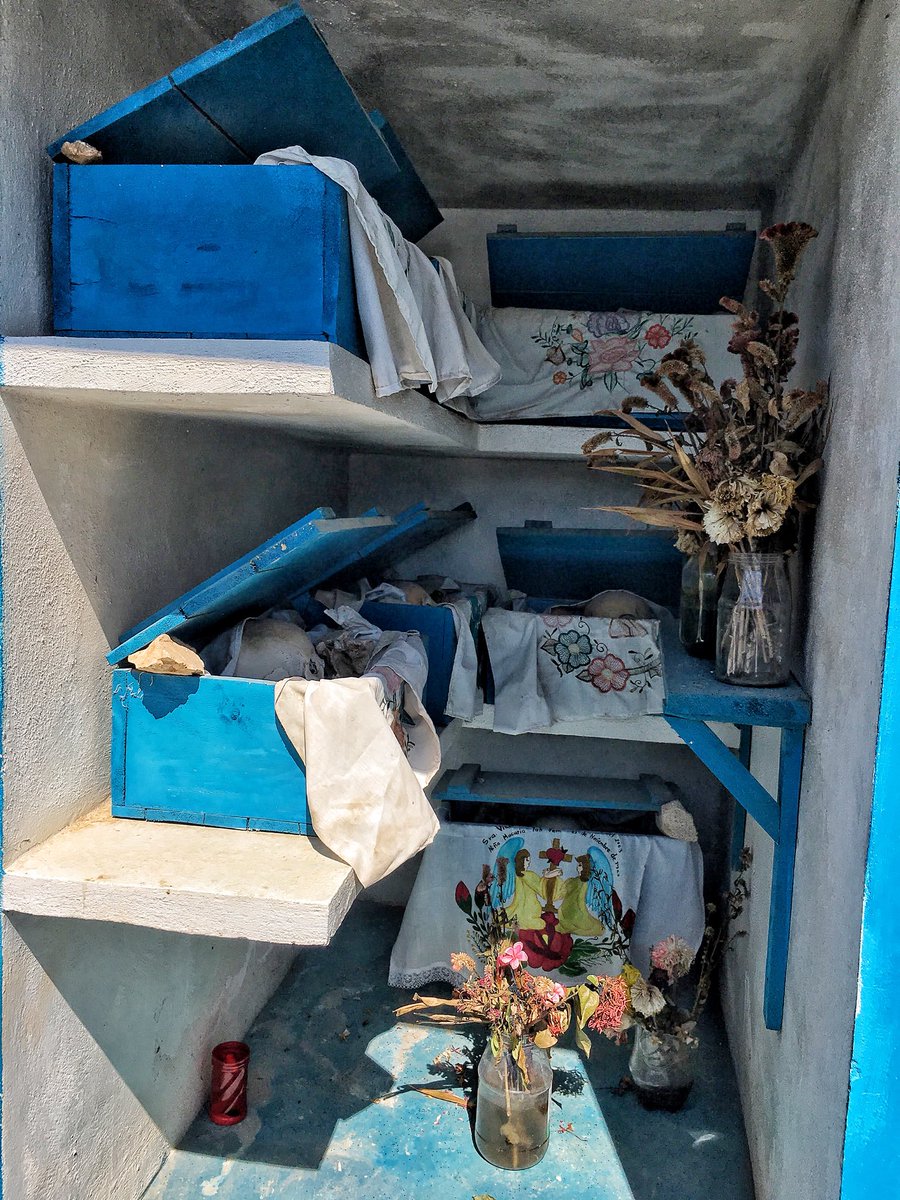 PaolaNorman's tweet photo. La limpieza de los muertos en #Pomuch, #Campeche es una tradición prehispánica maya. Días antes de #DiaDeMuertos, los familiares comienzan con esta minuciosa labor, hueso por hueso. Los restos descansan en nichos abiertos con carpetas bordadas a mano, que se cambian cada año. https://t.co/jlOMbYDBn8