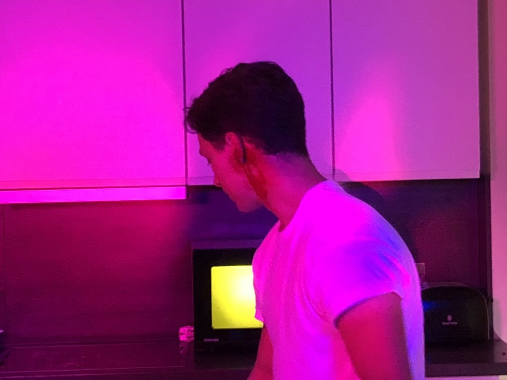 FaustiFilms's tweet photo. Spot the blood! @billymachin #OnSet in Exit... with a #Microwave!! coming soon from @Fausti_films #Exit #FeatureFilm⠀
#SupportIndieFilm #IndieFilm #Filmmaking #FeatureFilm #FilmMaker #Camera #FilmCrew #FilmTwitter #makeup #TonyDenham https://t.co/HBK4aDOVsW
