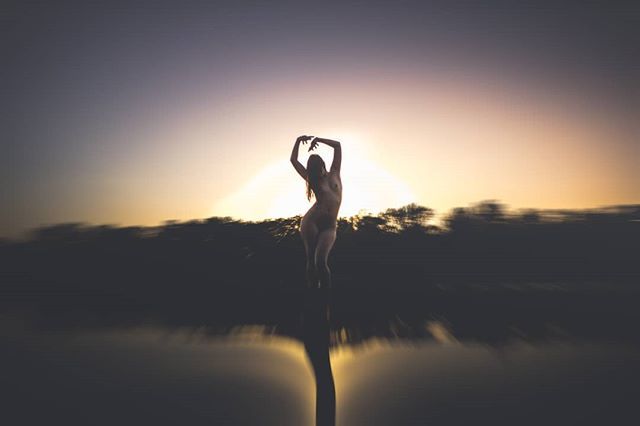 flousentimental's tweet photo. Une tornade au crépuscule
#etmamaindanstamain #murphy #loversdo #nofilter #flousentimental #dance #dancers #danseuse #danseur #danse #portrait #poetry #poem #model #landscapenude #sunset #sunsetnude #nudeart #nudephotography #nsfw #shadow #lyon #onlylyon #france https://t.co/L8NDGV98Ey
