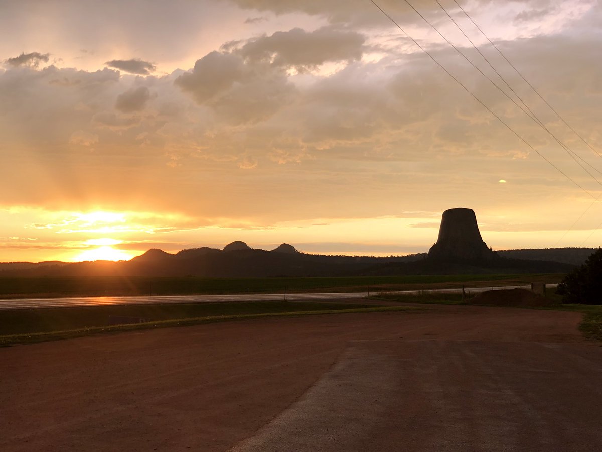 Bluebeamburgers's tweet photo. Devils Tower burger. 2018 family road trip! Omaha, Laramie Wy, Salt Lake City, Jackson Wy, Yellowstone Mt, Devils Tower, Black Hills, Bad Lands, Sioux Falls, Home!! #DogRescue #Weimeraners https://t.co/3spc2j926G