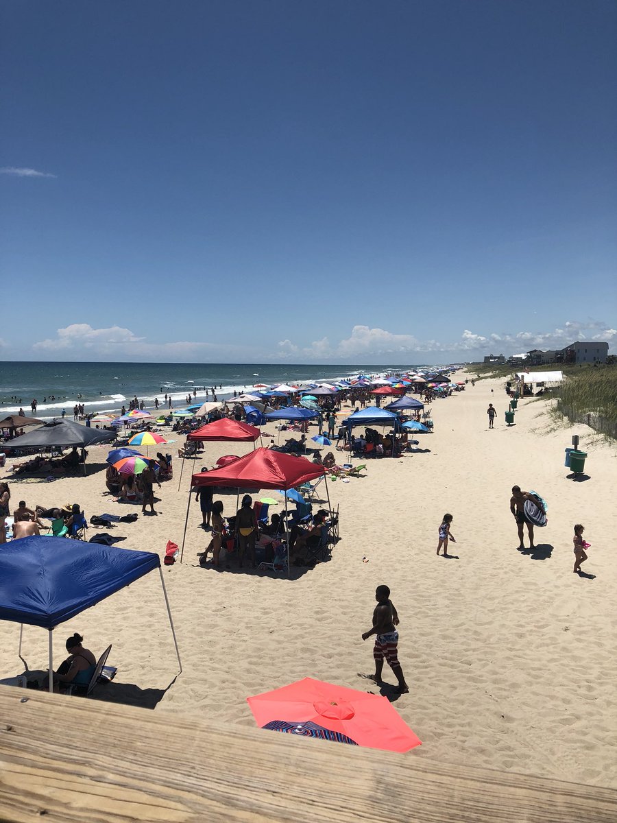 DwayneM's tweet image. There’s a few people at the beach today. #emeraldislenc #beachlife