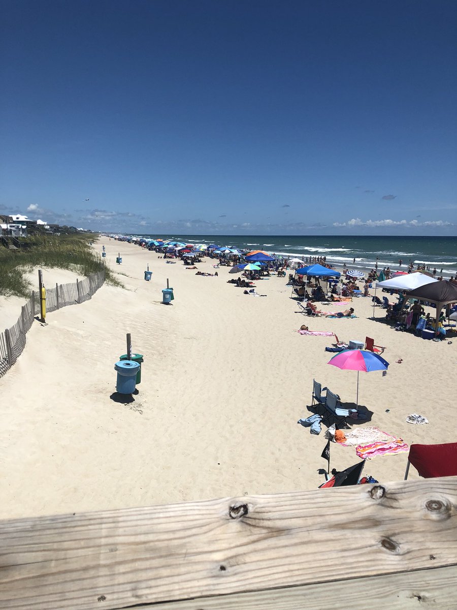 DwayneM's tweet image. There’s a few people at the beach today. #emeraldislenc #beachlife